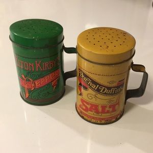 💙 Vintage Style Salt n Pepper Shakers